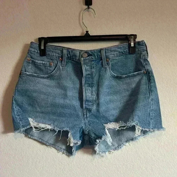Levi’s 501 Light Wash Distressed Hem Shorts - Size 32 - Picture 1 of 7